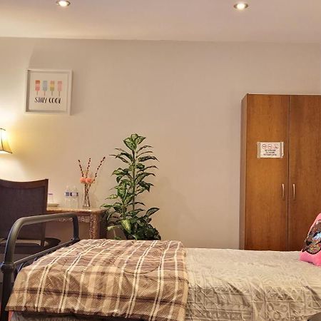 Mainfloor Spacious Room In Toronto Exterior photo
